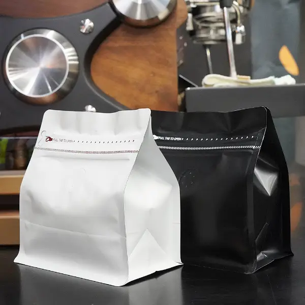 150g Sachets de café en stock horizontal en plastique blanc et noir
