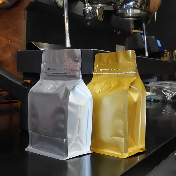 150Sachets de café G Stock avec un design à fond plat exposés dans un cadre café