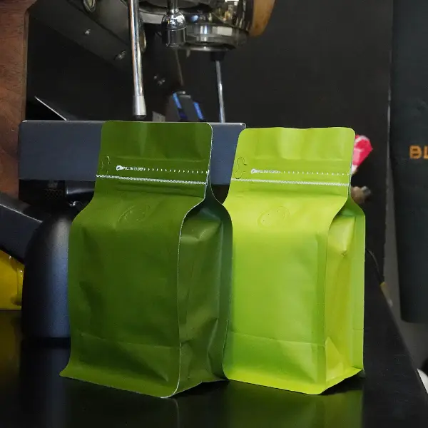 Sachets de café verts mats de 150g avec structure à fond plat