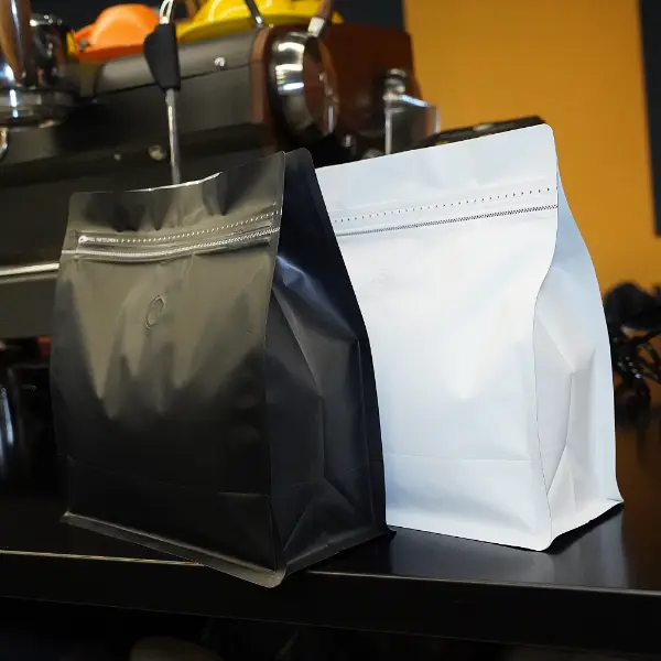 Sacs de crosse horizontale noirs et blancs de 1 kg montrant une structure à fond plat