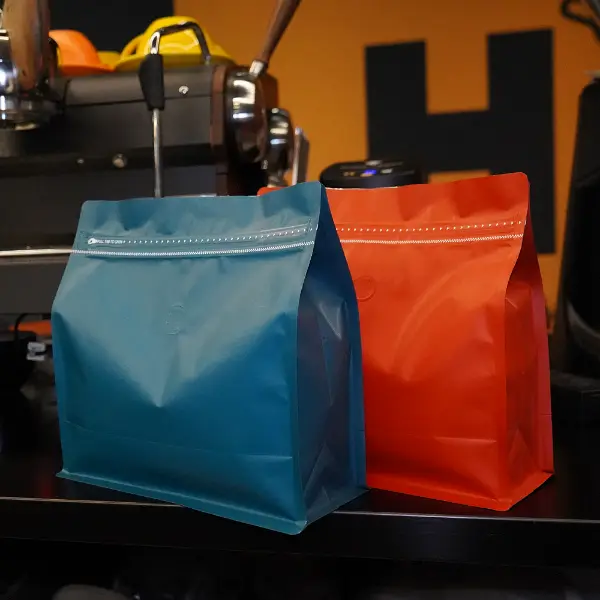 1Sacs à crosse horizontale en kg en couleurs bleues et rouges