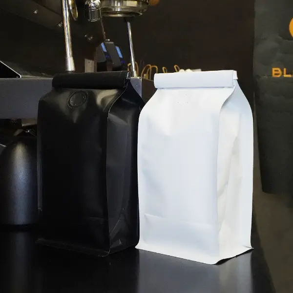 Sachets noirs et blancs de 250g avec cravate en étain pour emballage du café