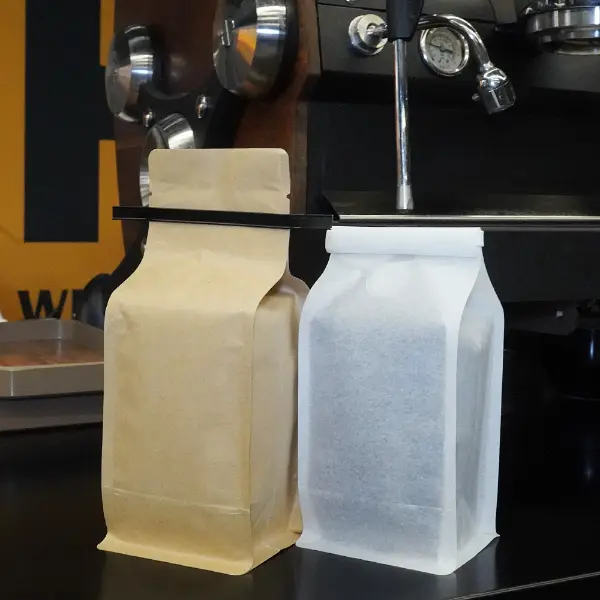 250Sacs G avec cravate en étain exposés dans un environnement professionnel de café