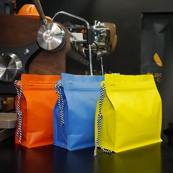 500g Stock Sachets de café avec porte-badge aux couleurs orange, bleu et jaune