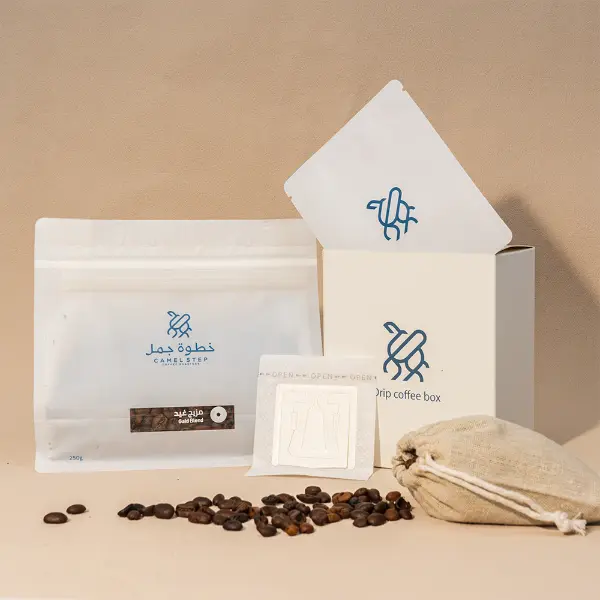 Boîte en carton imprimée sur mesure avec des sacs de café, Sachet de café filtre, et des haricots dans un studio propre