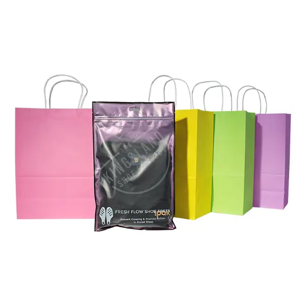 Stock écologique, grands sacs cadeaux en papier kraft utilisés pour les boissons à emporter et les cadeaux au café