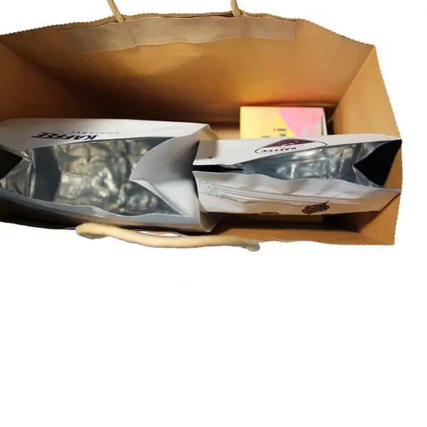 Vue intérieure de grands sacs cadeaux en papier kraft montrant la capacité de plusieurs sacs de café