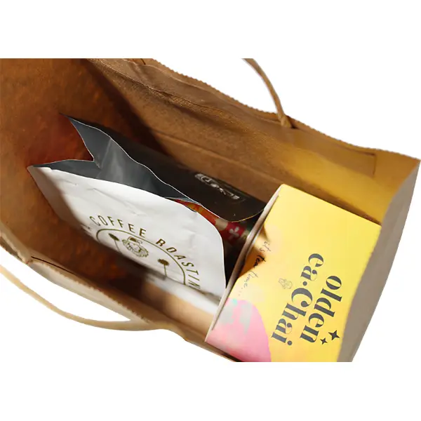 Sacs cadeaux Kraft en papier médium à base plate avec une structure à fond plat qui maintiennent les produits de café en sécurité
