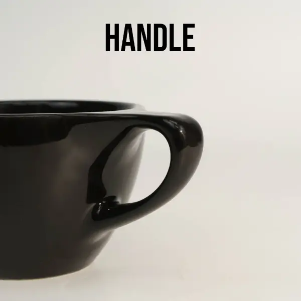 Détail de la poignée d’une tasse à café ronde en céramique sur mesure