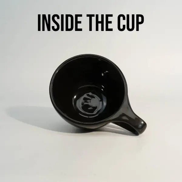 Vue intérieure d’une tasse à café ronde en céramique à bord plat