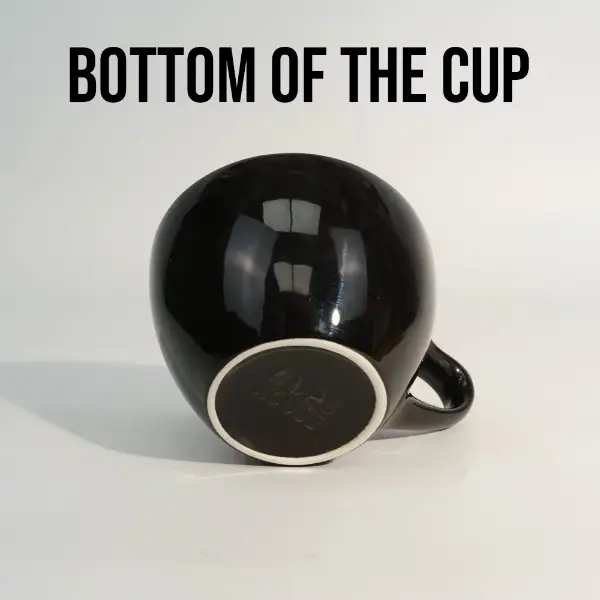Vue du bas d’une tasse à café en céramique sur mesure avec rebord plat