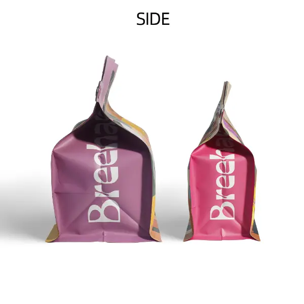 Vue de face des sacs de café imprimés sur mesure inclus dans le système complet d’emballage des boîtes à café