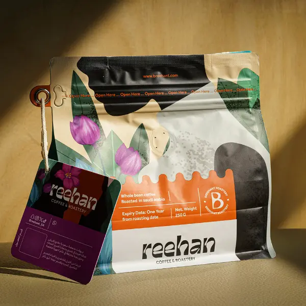 Emballage cadeau de café exposé dans un cadre lifestyle