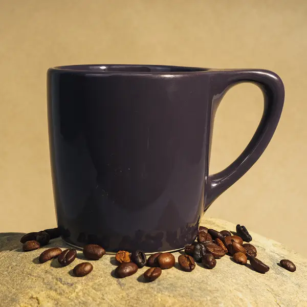 Tasse à café en céramique noire brillante sur mesure visible en pleine vue avec une finition lisse