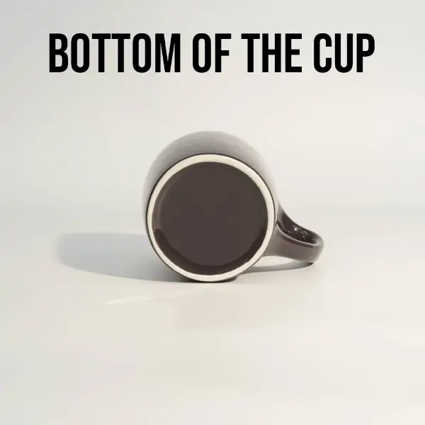 Vue du bas de la base de tasse à café en céramique noire brillante personnalisée