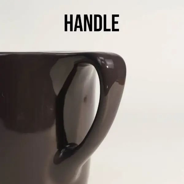 Détail du manche lisse d’une tasse à café en céramique noire brillante