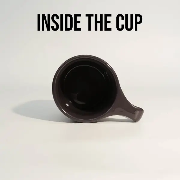 Vue intérieure d’une tasse à café en céramique noire brillante montrant un émail intérieur lisse