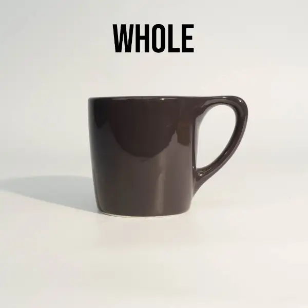 Tasse à café en céramique noire brillante avec poignée sur fond blanc