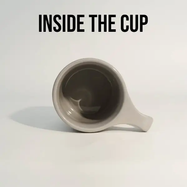 Détail de base inférieur d’une tasse à café en céramique à bouche plate