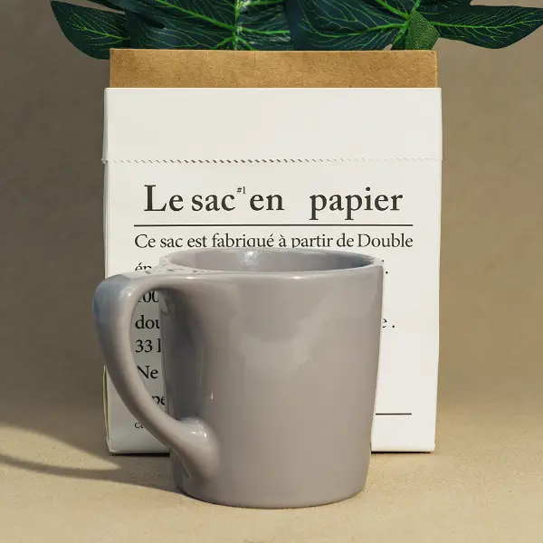Tasse de café en céramique à bouche plate de marque personnalisée illustrée en pleine vue