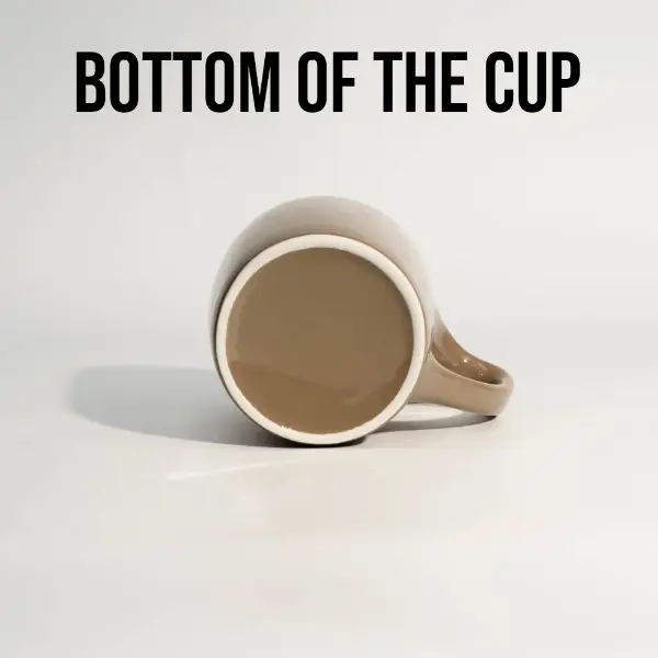 Vue du bas d’une tasse en céramique marron à bouche plate sur mesure