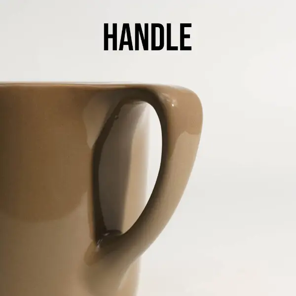 Détail du manche d’une tasse en céramique marron à bouche plate personnalisée