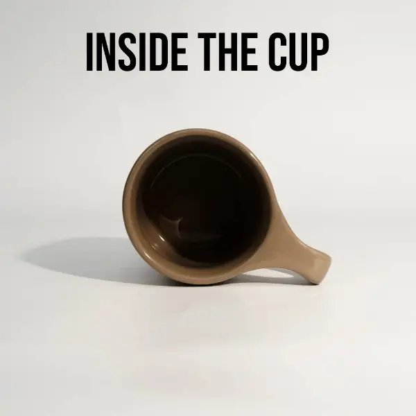 Vue intérieure d’une tasse à café en céramique marron à bouche plate personnalisée