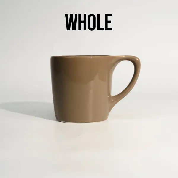 Tasse en céramique marron personnalisée à bouche plate avec poignée en vue complète