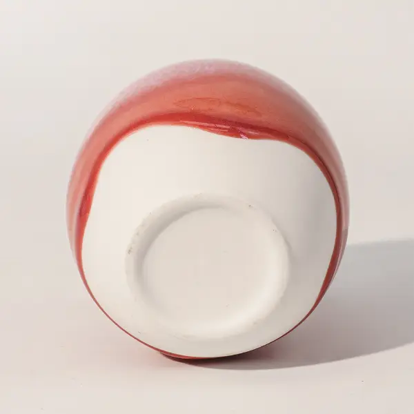 Intérieur lisse et rebord arrondi d’une tasse de café en céramique sur mesure