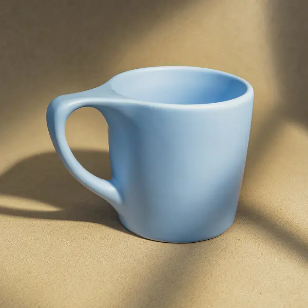 Tasse à café en céramique à monture plate conçue sur mesure, glaçue lisse et poignée ergonomique