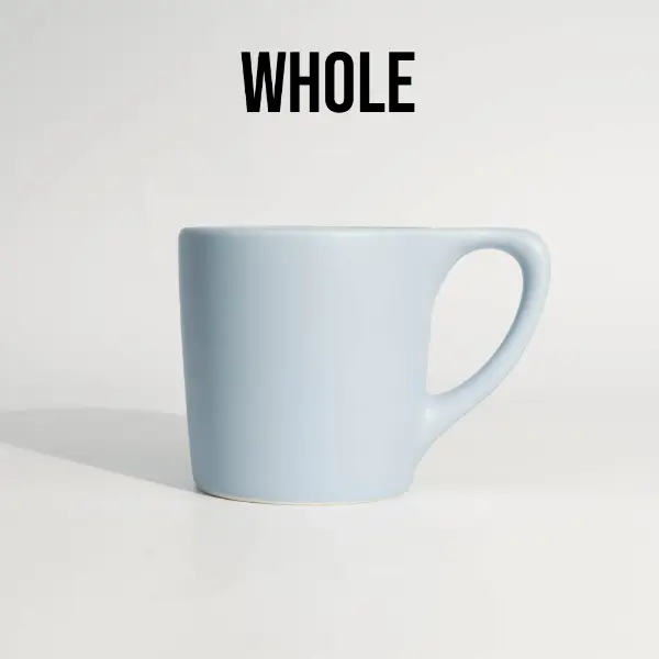 Vue latérale d’une tasse à café en céramique à monture plate montrant une forme propre et des proportions équilibrées