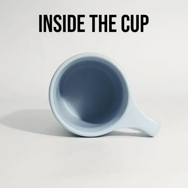 Vue intérieure d’une tasse à café en céramique à monture plate avec un glaçage intérieur lisse