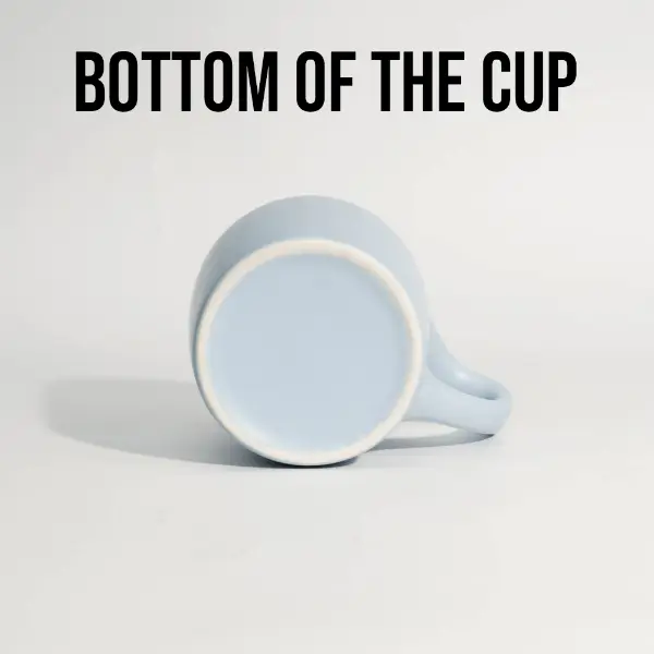 Vue du bas de la tasse de café en céramique montrant une base stable et plate et une finition propre