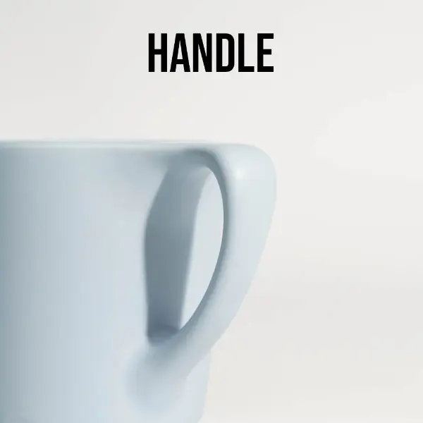 Gros plan de la poignée ergonomique sur une tasse à café en céramique à monture plate pour une prise confortable