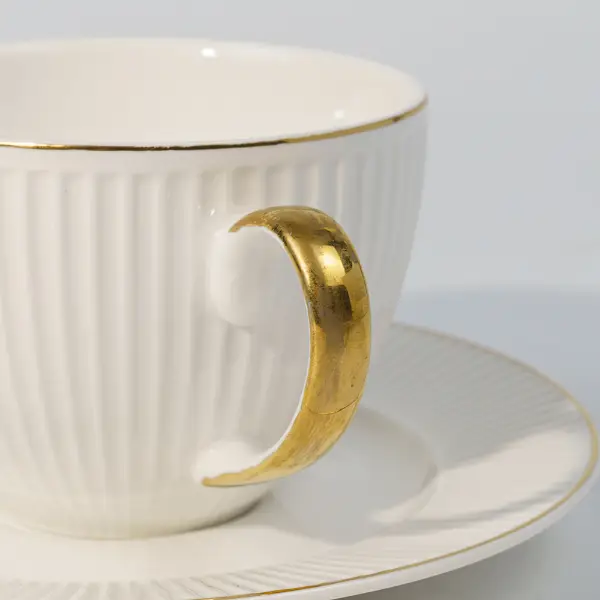 Détails de texture embossés sur une tasse à café en céramique personnalisée