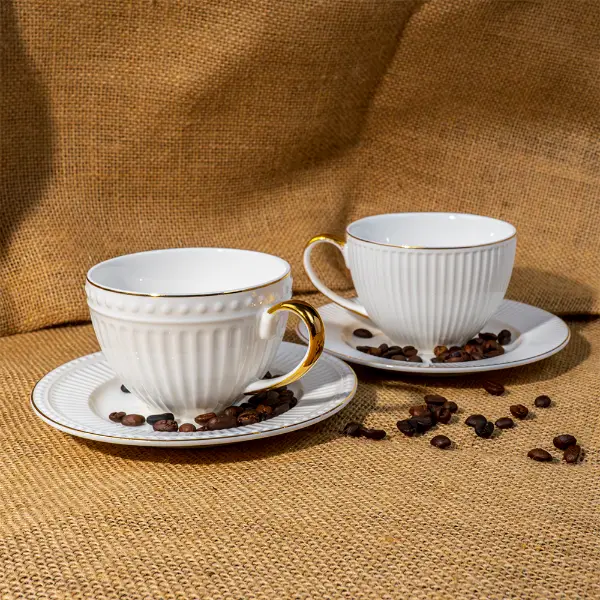 Tasse en céramique embossée sur mesure avec poignée dorée et soucoupe assortie