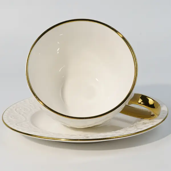 Vue intérieure d’une tasse en céramique embossée sur mesure avec un glaçage lisse