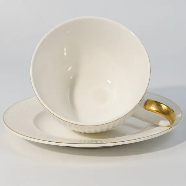 Tasse en céramique embossée sur mesure avec soucoupe embossée assortie