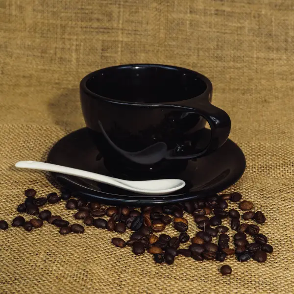Tasse à café en céramique ronde et à monture plate sur mesure avec poignée, Vue de face