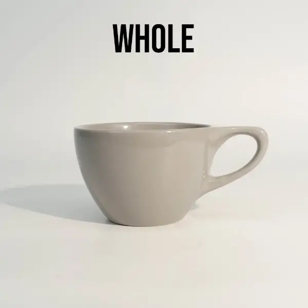 Vue de face d’une tasse à café en céramique grise grise sur mesure à monture plate