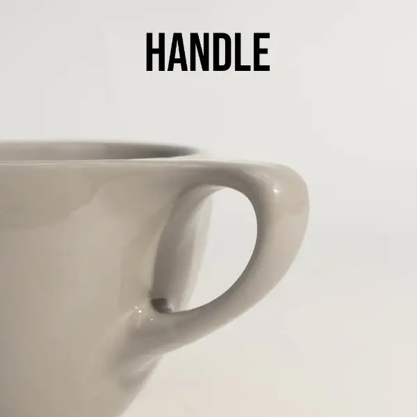Détail de la poignée d’une tasse à café en céramique grise grise personnalisée à monture plate