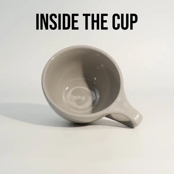 Vue intérieure d’une tasse à café grise ronde sur mesure avec rebord plat