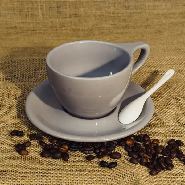 Tasse à café en céramique grise ronde sur mesure à monture plate avec un glaçage lisse