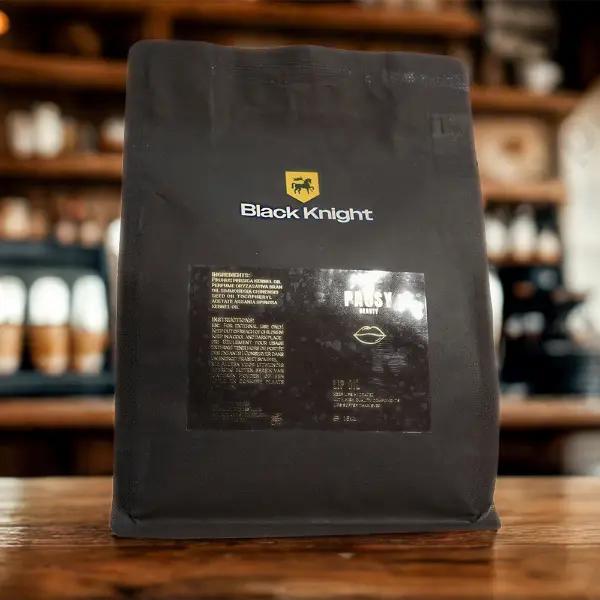 Autocollant UV transparent sur mesure appliqué sur un emballage de café haut de gamme
