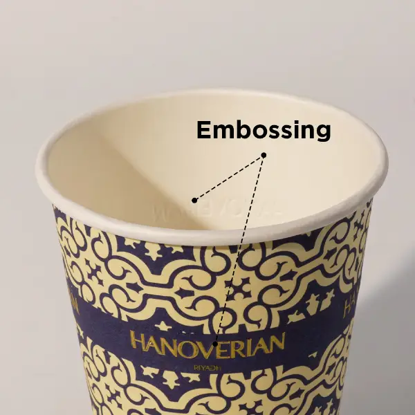 Détails de texture de l’embossage sur un gobelet en papier personnalisé