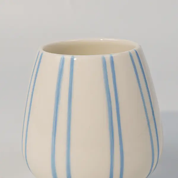 Conception et impression d’une tasse en céramique avec décoration en ligne peinte à la main bleue