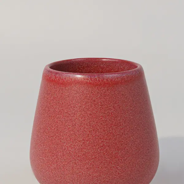 Conception et impression d’une tasse en céramique avec un glaçage céramique à texture rouge