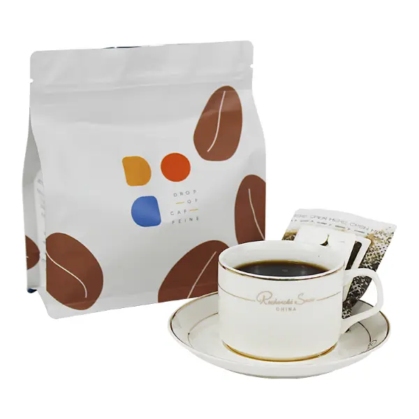 Café filtre infusé à côté de la boîte de café goutte à goutte de détail