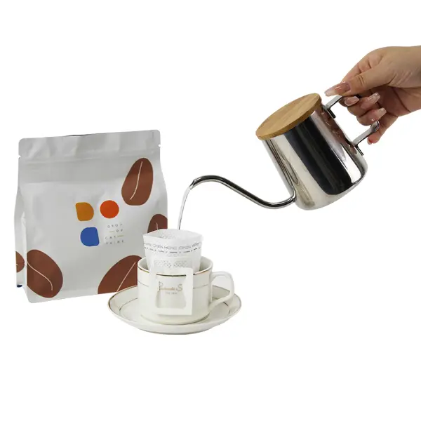 Verser à la main de l’eau chaude sur le filtre à café goutte à goutte