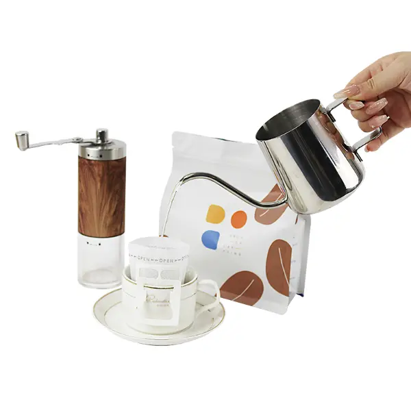 Café filtre infusé à côté de la boîte en papier filtre de marque
